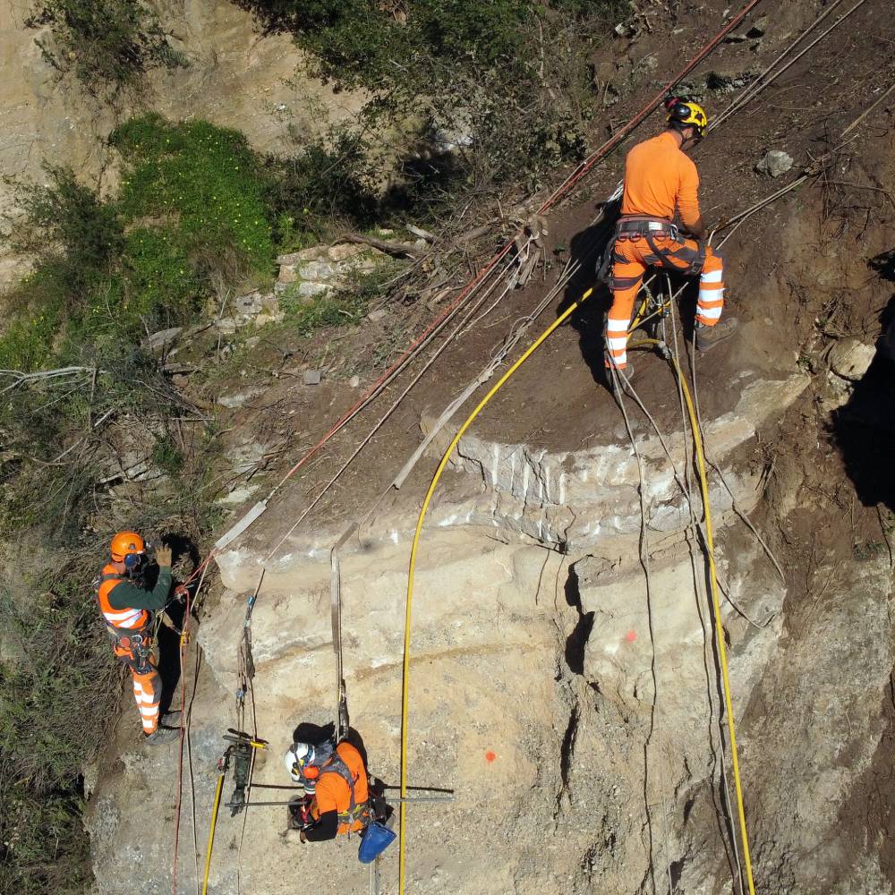 Εκβλάστηση απότομης πλαγιάς για τοποθέτηση πλέγματος