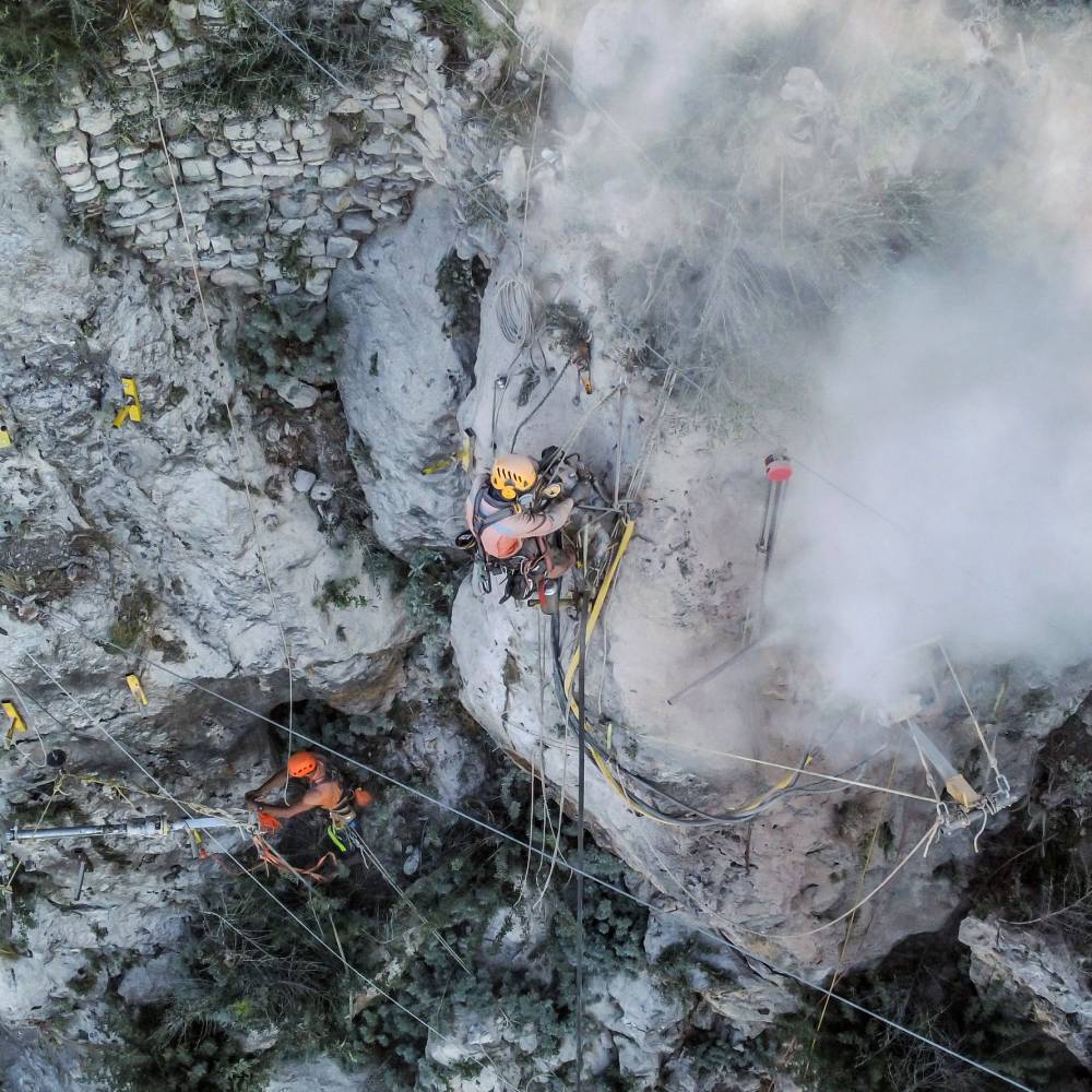 Διατρήσεις αντιστήριξής βραχοτεμαχίων